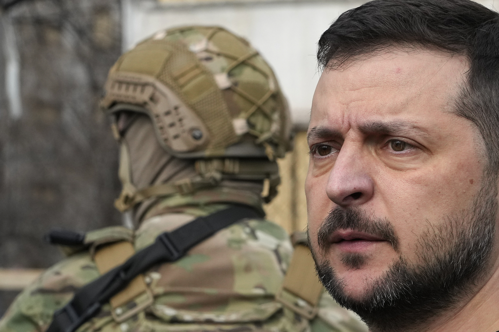 Volodímir Zelenski inspecciona a las fuerzas ucranianas desplegadas en la frontera con Rusia. Noticias en tiempo real