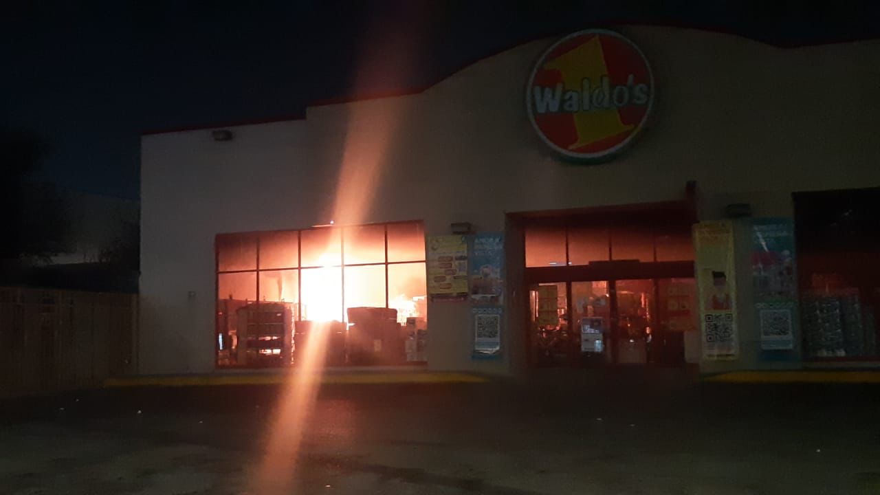 Cortocircuito, posible causa de incendio en tienda departamental en Saltillo. Noticias en tiempo real