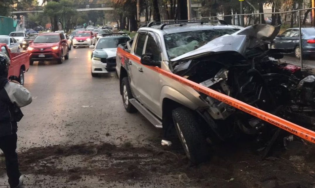 Joven muere prensado tras chocar su camioneta en la alcaldía Iztapalapa. Noticias en tiempo real