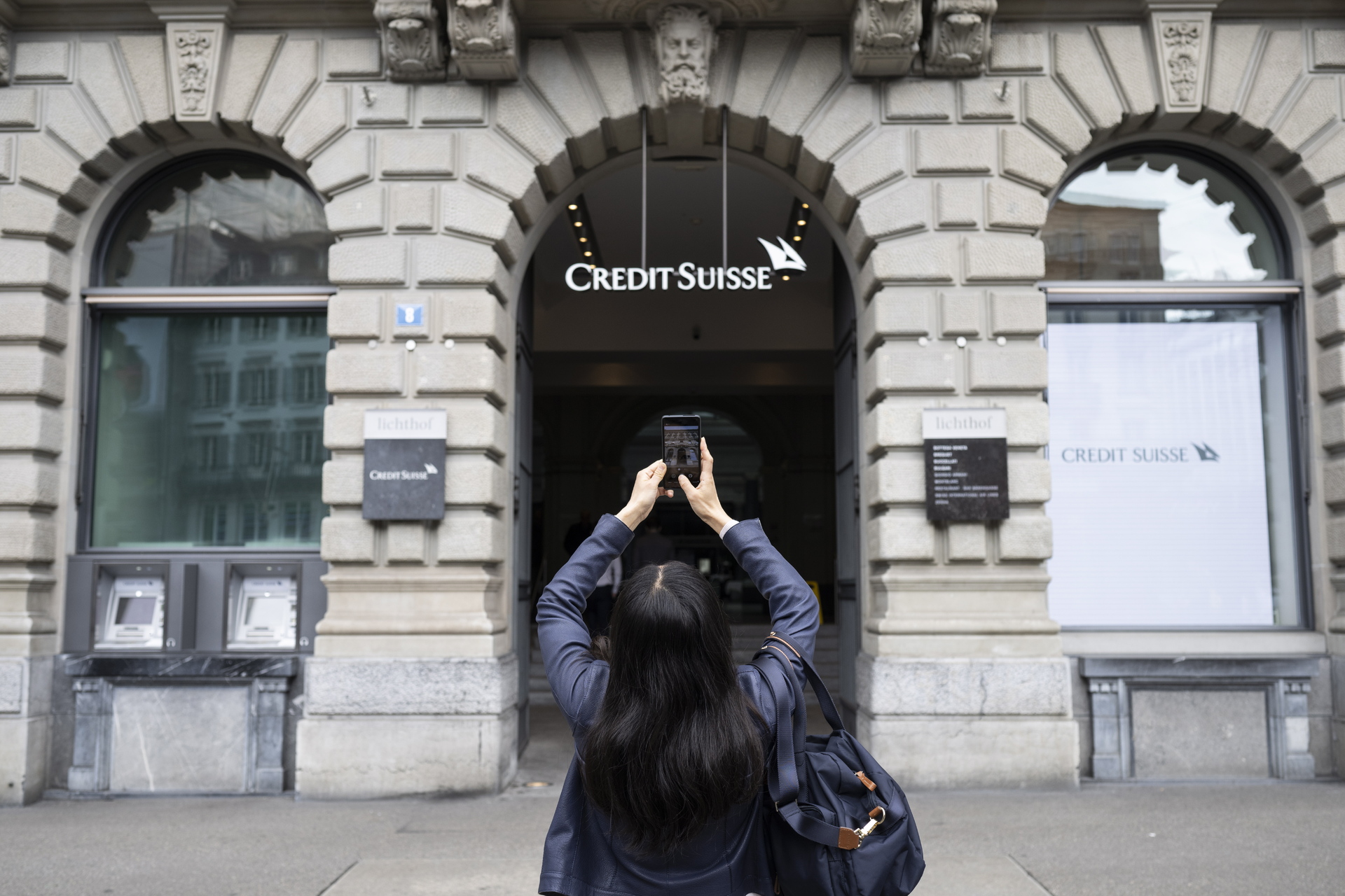 Autoridades suizas aprueban créditos para asegurar compra de Credit Suisse por UBS. Noticias en tiempo real