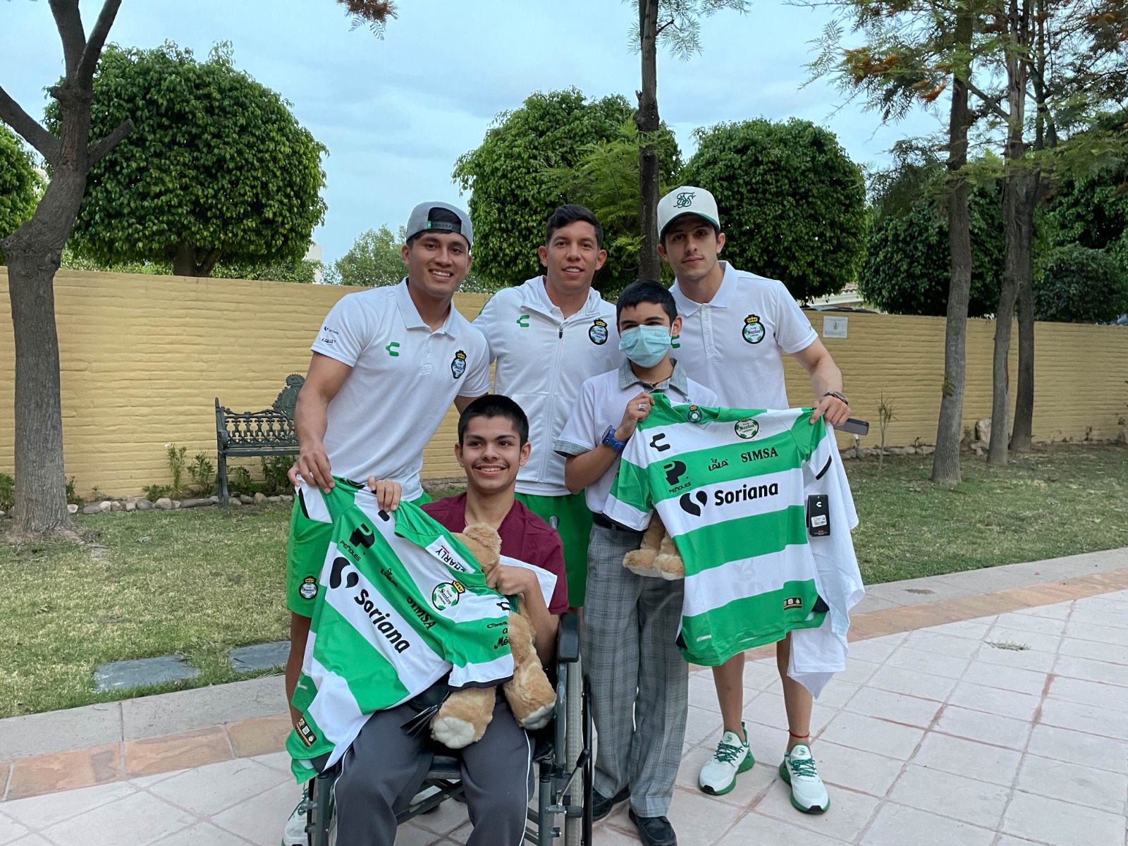 Santos Laguna tiene invitados como parte del programa Guerreros de Corazón. Noticias en tiempo real