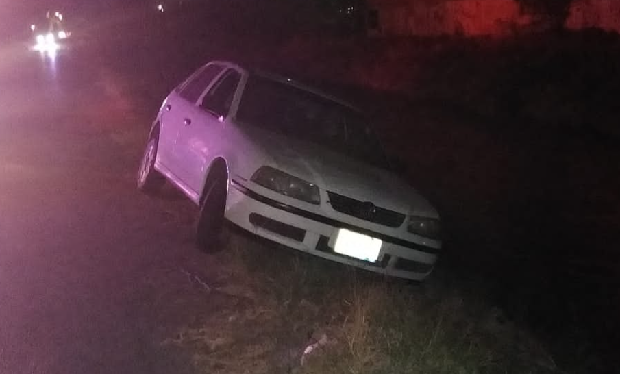 Vehículo estuvo a punto de caer a canal de riego en Ciudad Lerdo. Noticias en tiempo real