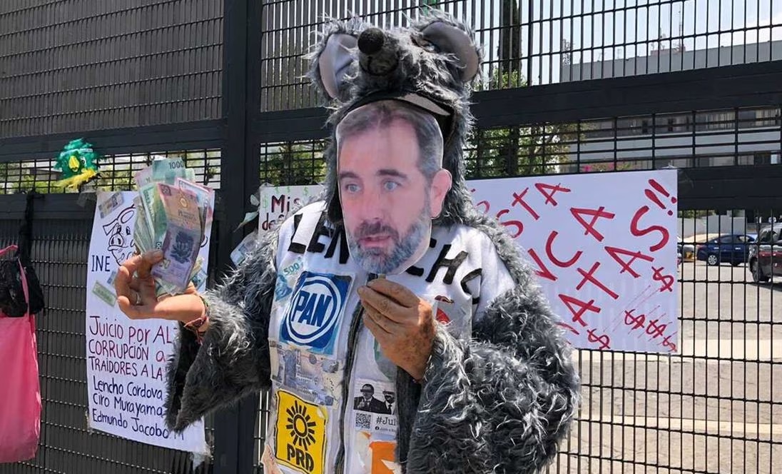 Con carteles y consignas, manifestantes exigen juicio contra Lorenzo Córdova. Noticias en tiempo real
