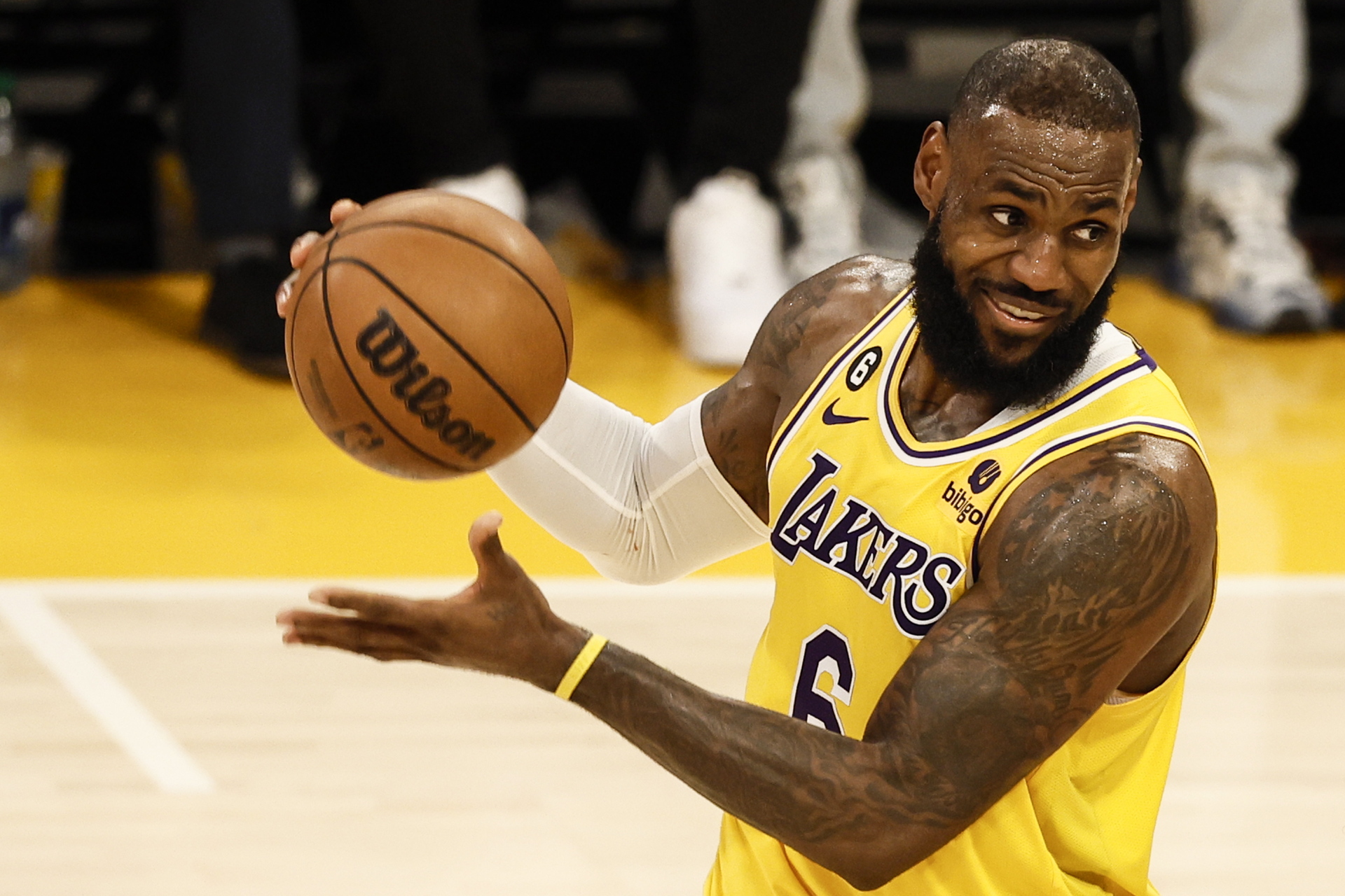 LeBron James frustra a los Timberwolves y devuelve los \'playoffs\' a los Lakers. Noticias en tiempo real