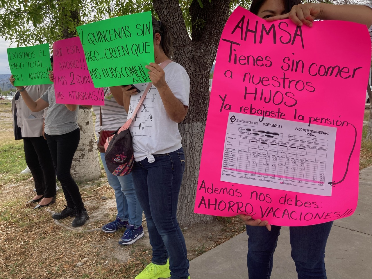 Esposas de obreros se manifiestan. Noticias en tiempo real