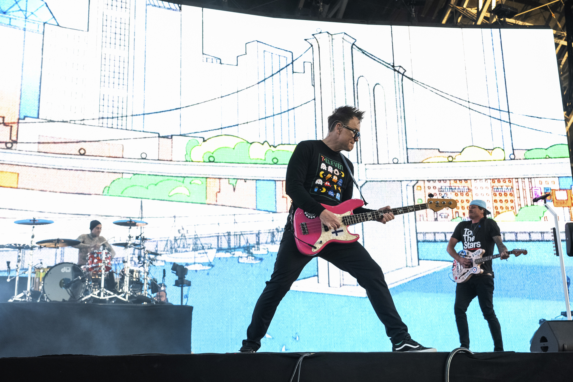 Blink-182, con Travis Barker recuperado, \'encienden\' Coachella 2023. Noticias en tiempo real