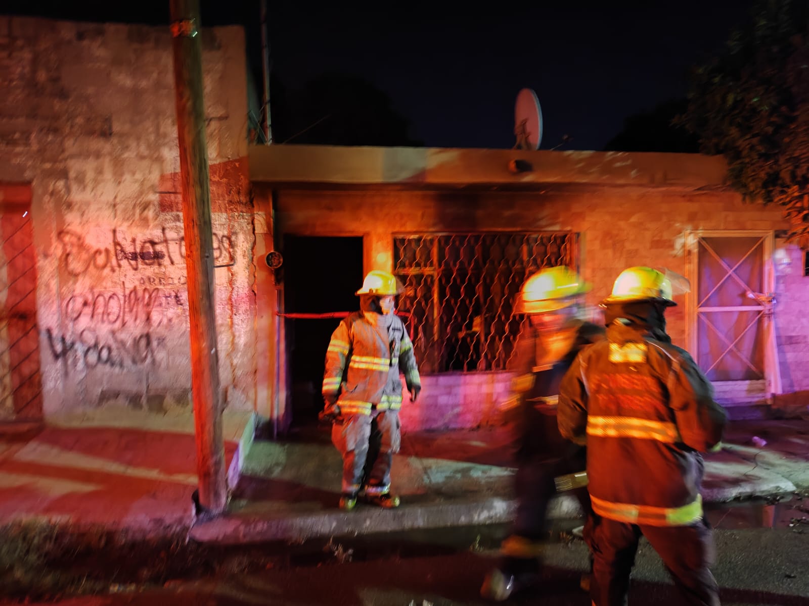 Hombre de 65 años muere durante incendio en la madrugada en Torreón. Noticias en tiempo real