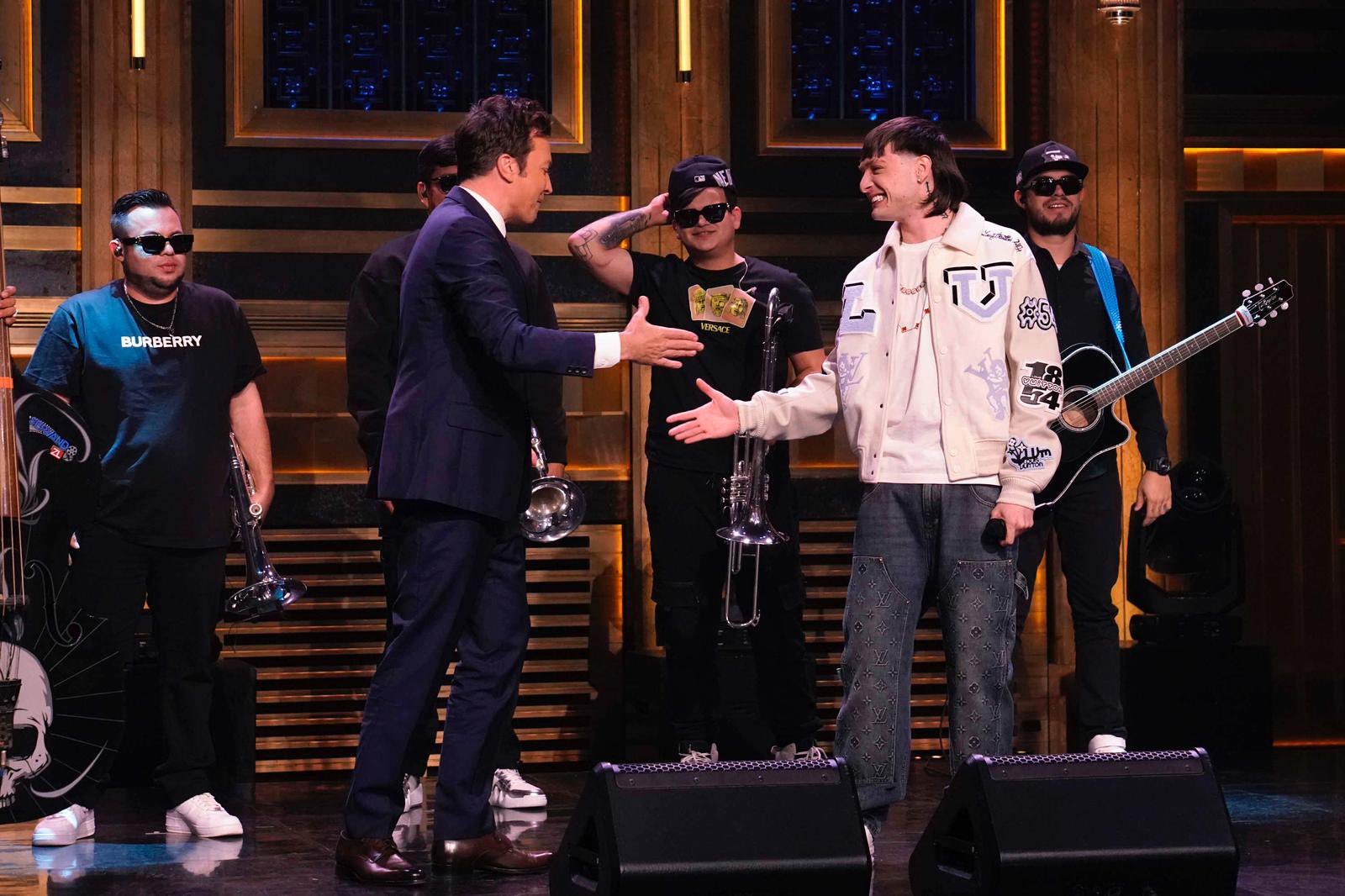 Así fue la presentación de Peso Pluma con Jimmy Fallon. Noticias en tiempo real