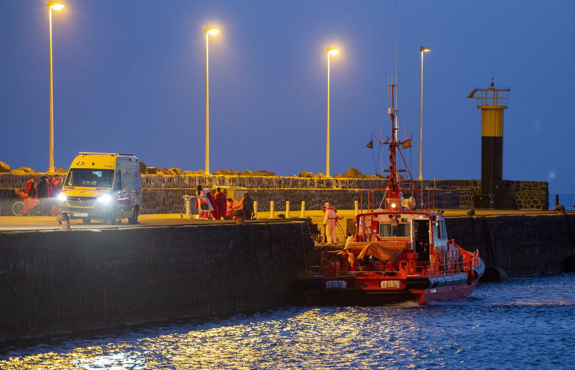 Autoridades españolas rescatan a 100 migrantes en aguas cercanas de las Islas Canarias. Noticias en tiempo real