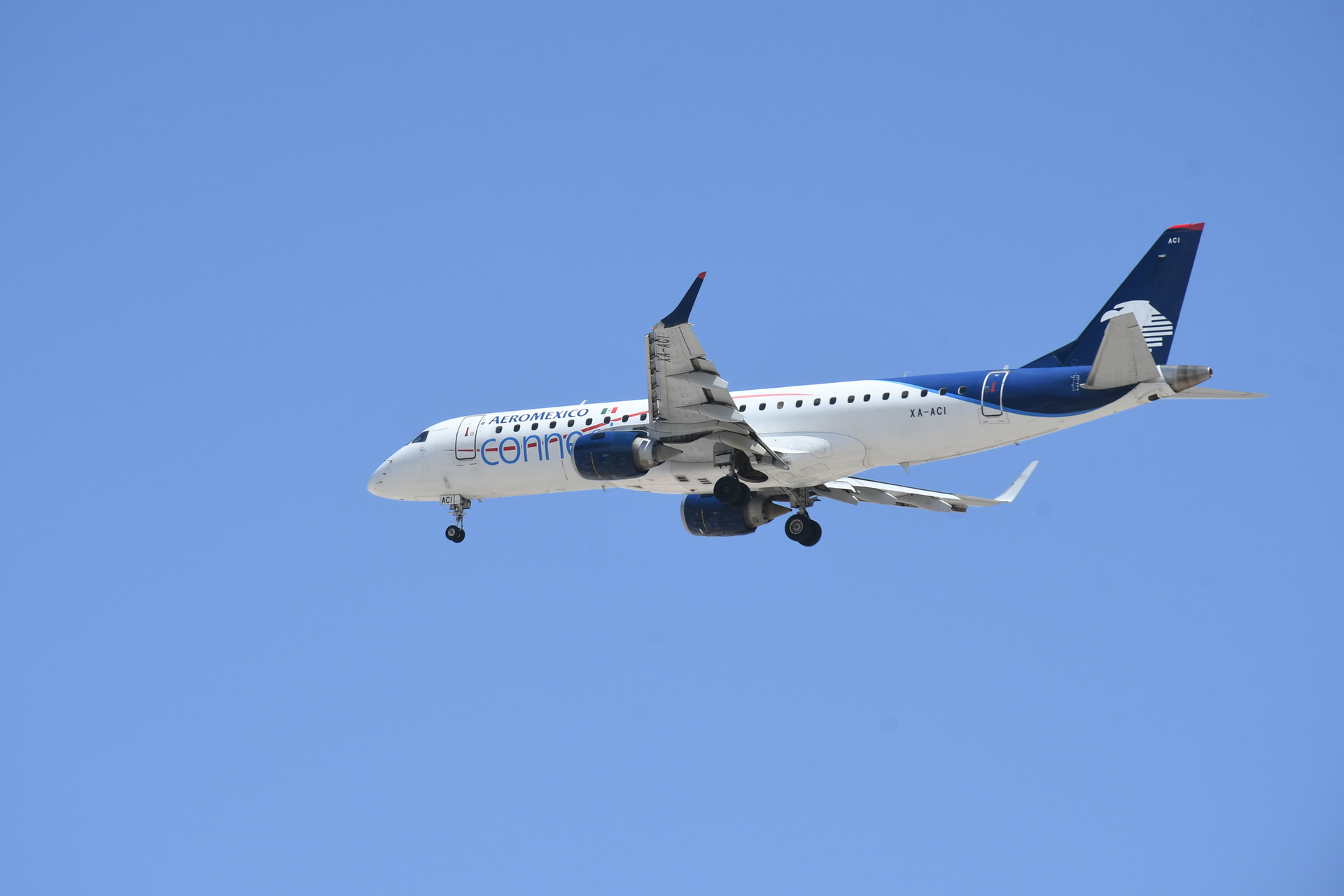 Vuelo de ruta Puerto Escondido-Ciudad de México sufre problema técnico y realiza aterrizaje de emergencia. Noticias en tiempo real