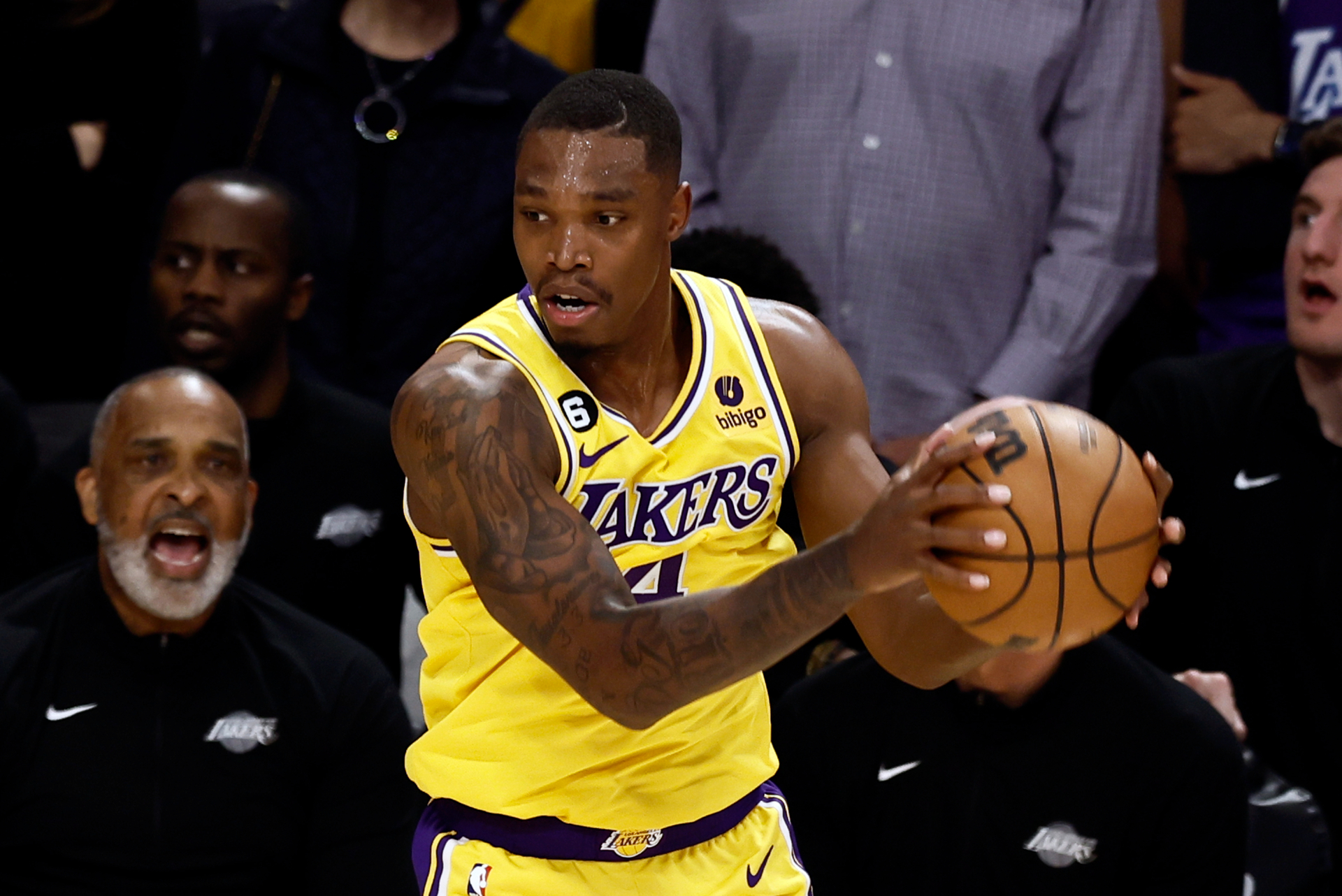 Los Angeles Lakers dejan al borde de la eliminación a los Warriors. Noticias en tiempo real