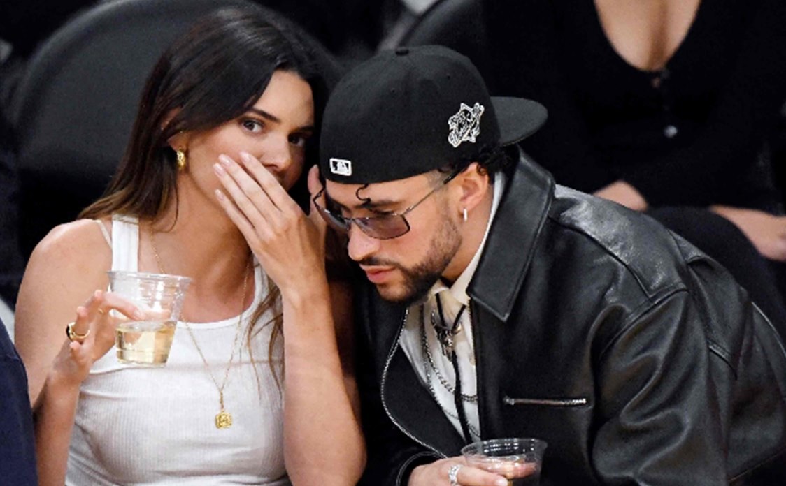 Captan a Bad Bunny y Kendall Jenner en partido de baloncesto . Noticias en tiempo real