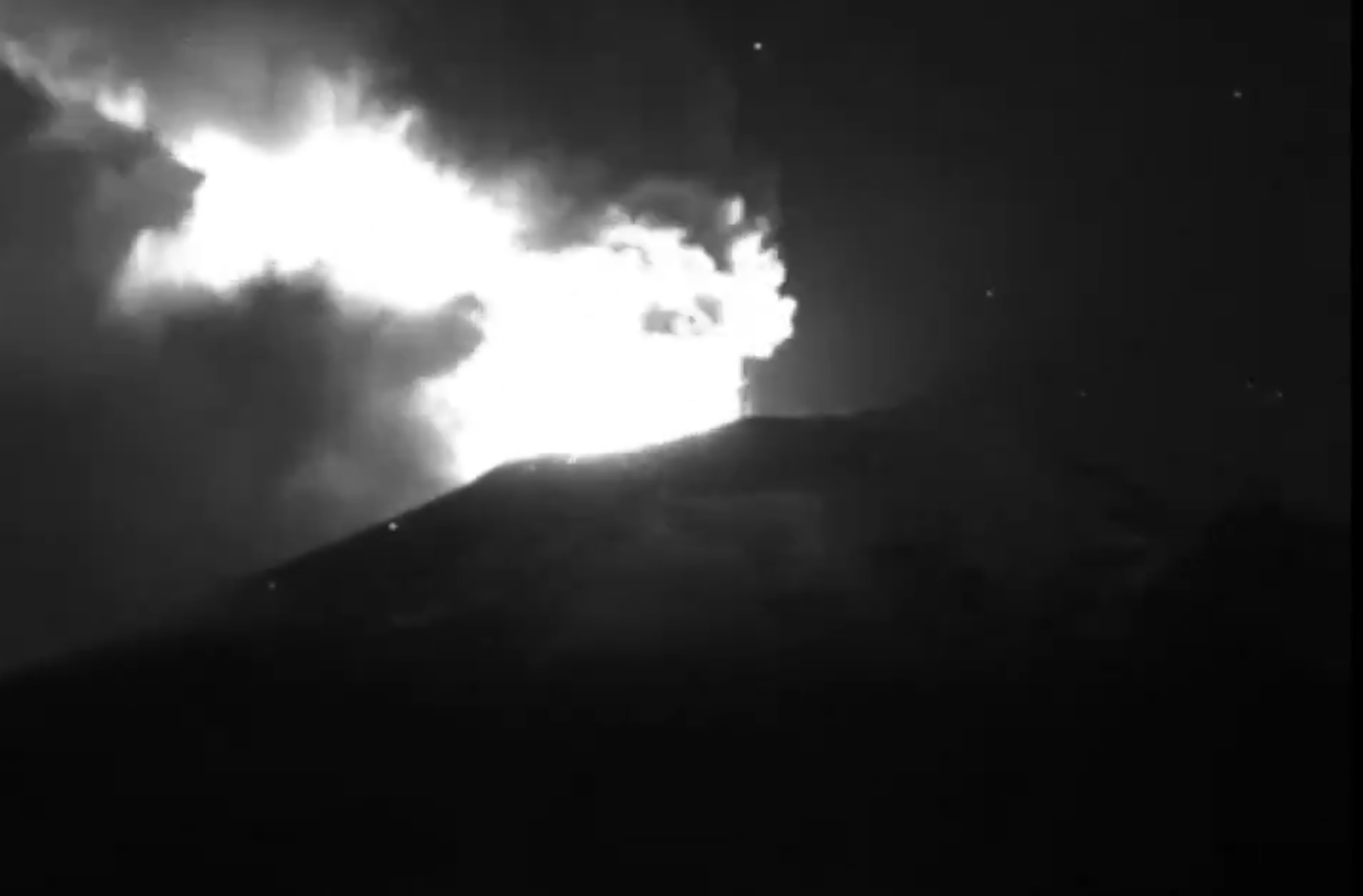 VIDEO: Captan nuevas emisiones de ceniza y material incandescente del volcán Popocatépetl. Noticias en tiempo real