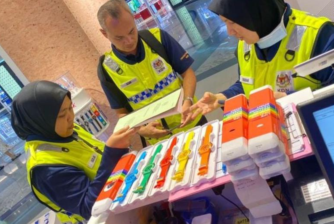 HRW critica a autoridades de Malasia por confiscar relojes con arcoíris LGBT. Noticias en tiempo real