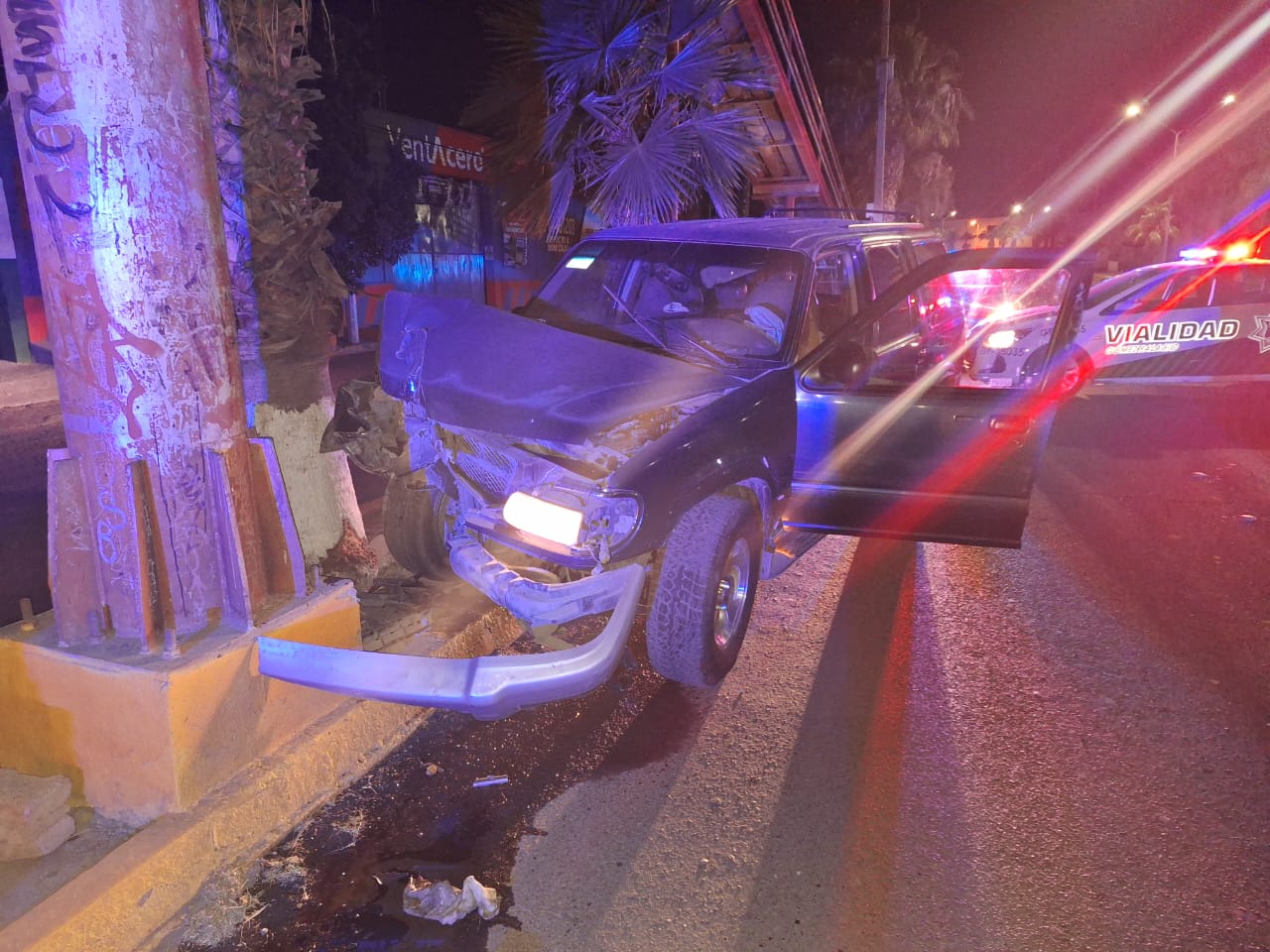 Joven conductora impacta su camioneta contra la base de un puente peatonal en Gómez Palacio. Noticias en tiempo real