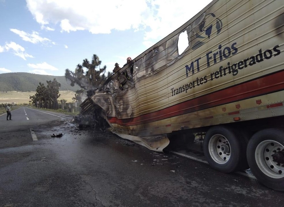 Camión termina calcinado en Arteaga a causa de un corto circuito. Noticias en tiempo real