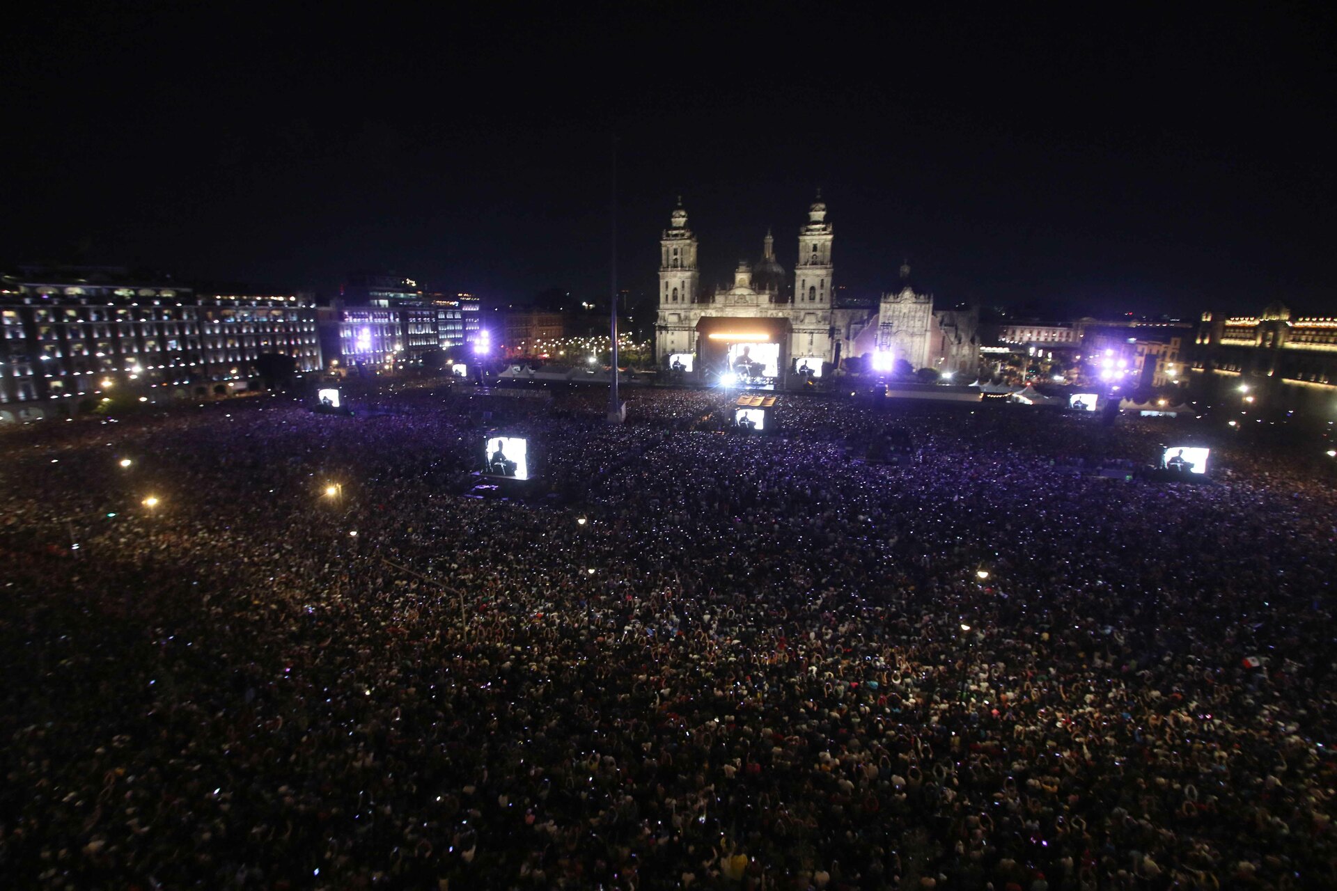 Fans de Los Fabulosos Cadillacs sobreviven a desmayos, derribo de vallas y lluvia en Zócalo capitalino. Noticias en tiempo real