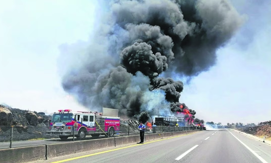 Carambola en la autopista Zapotlanejo-Lagos de Moreno suma 6 muertos; difunden videos del accidente. Noticias en tiempo real