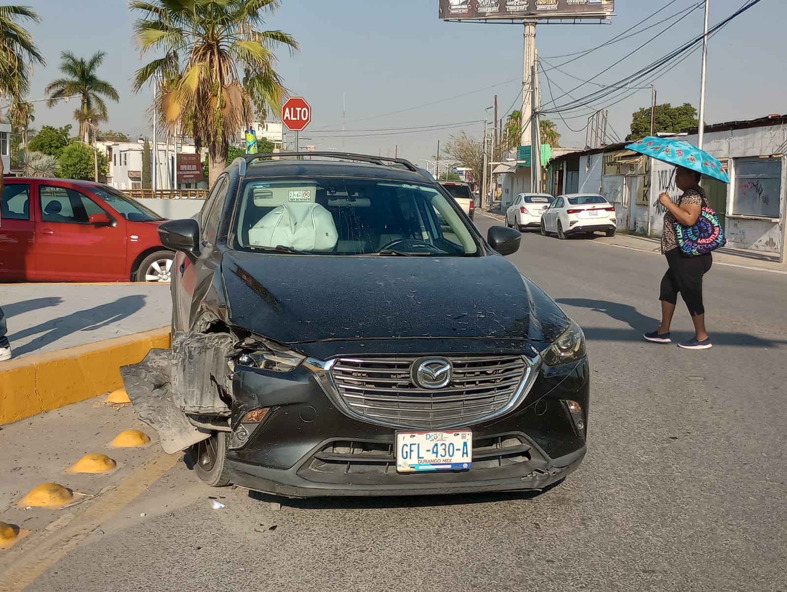 Conductora de camioneta se pasa semáforo y choca con automóvil en Torreón. Noticias en tiempo real
