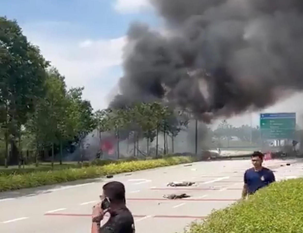 Mueren al menos 10 personas al estrellarse una avioneta en Malasia. Noticias en tiempo real