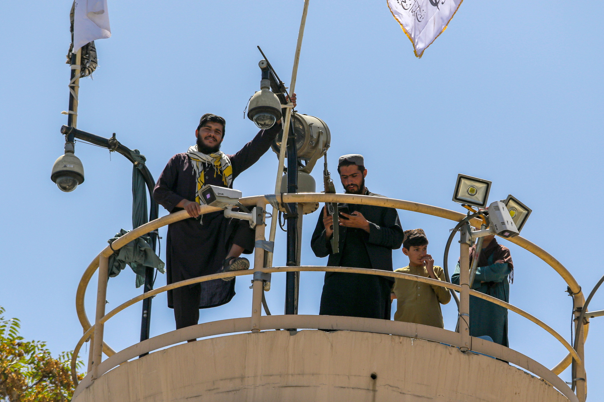 Talibanes oficializan prohibición de partidos políticos en Afganistán . Noticias en tiempo real