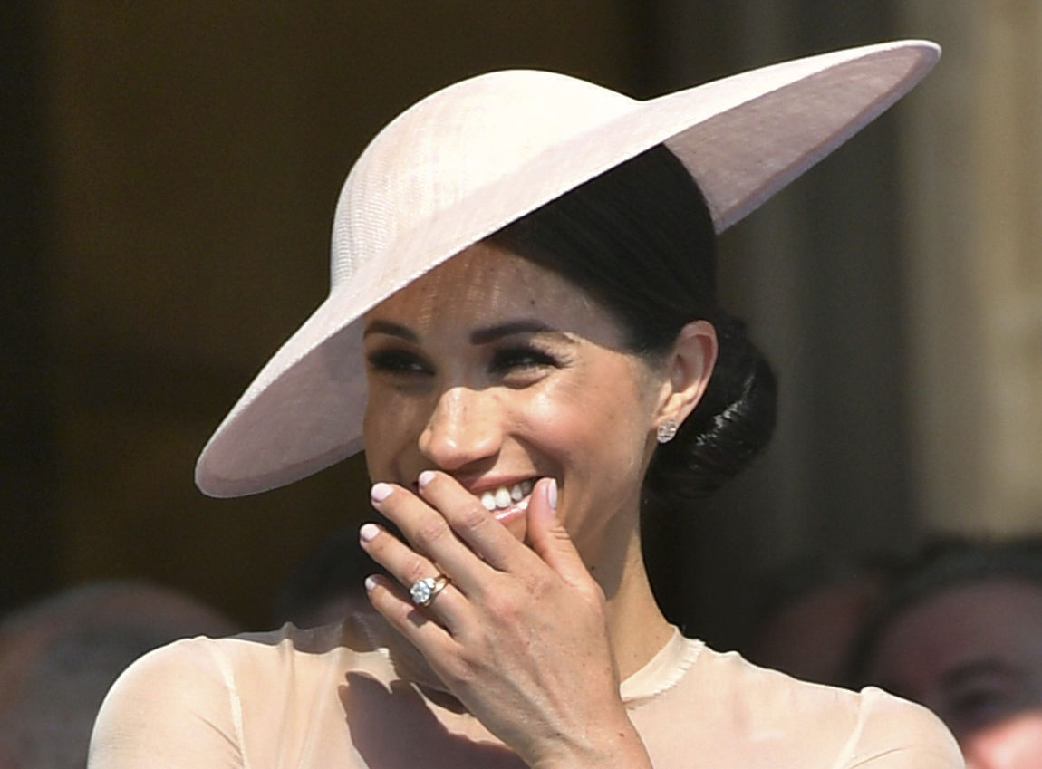 El precio de la joya que usó Meghan Markle para su cumpleaños. Noticias en tiempo real