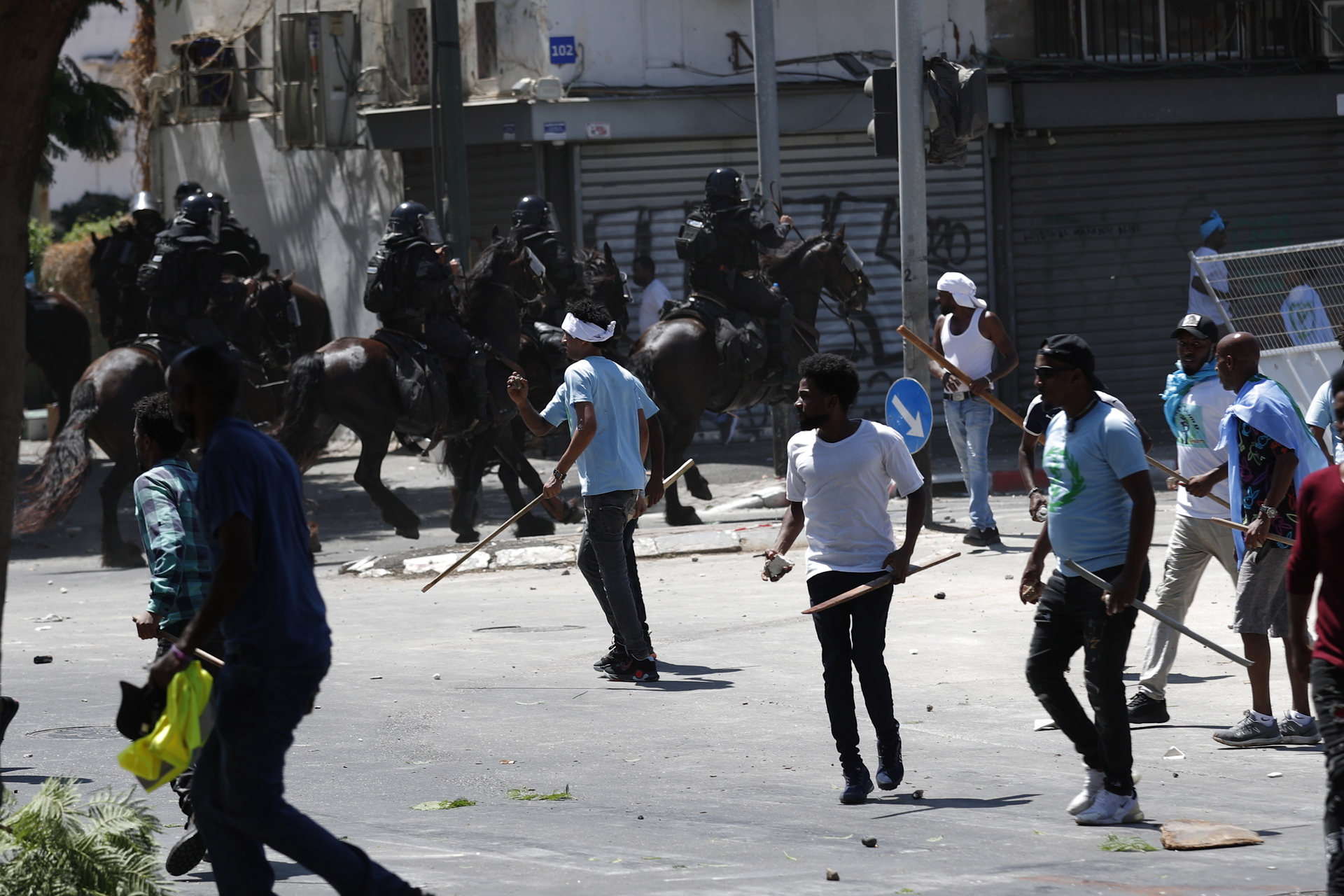 Cerca de 114 personas resultan heridas por los enfrentamientos entre eritreos y la Policía en Israel. Noticias en tiempo real