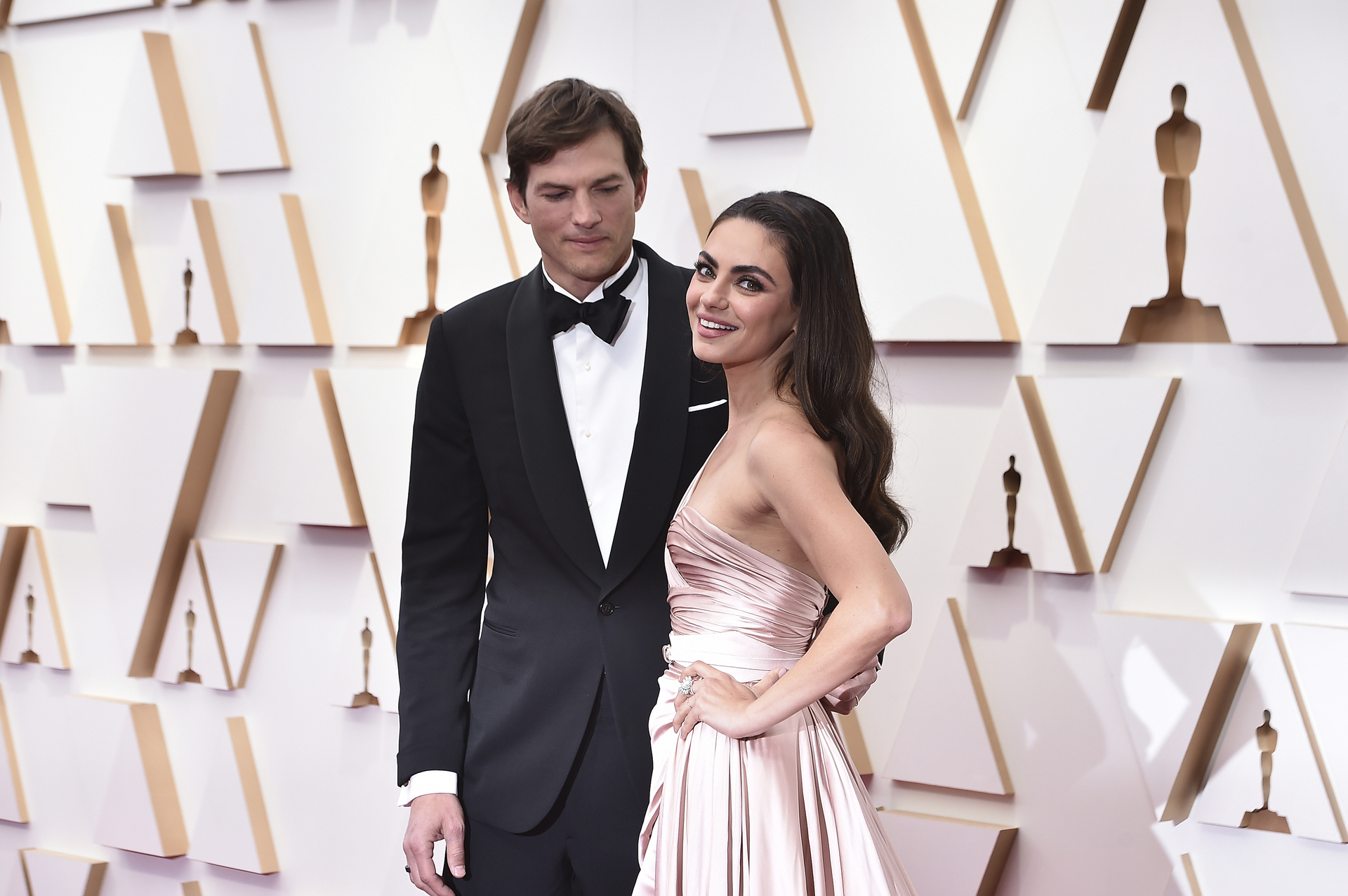Ashton Kutcher y Mila Kunis ofrecen disculpas por cartas de apoyo a Danny Masterson. Noticias en tiempo real
