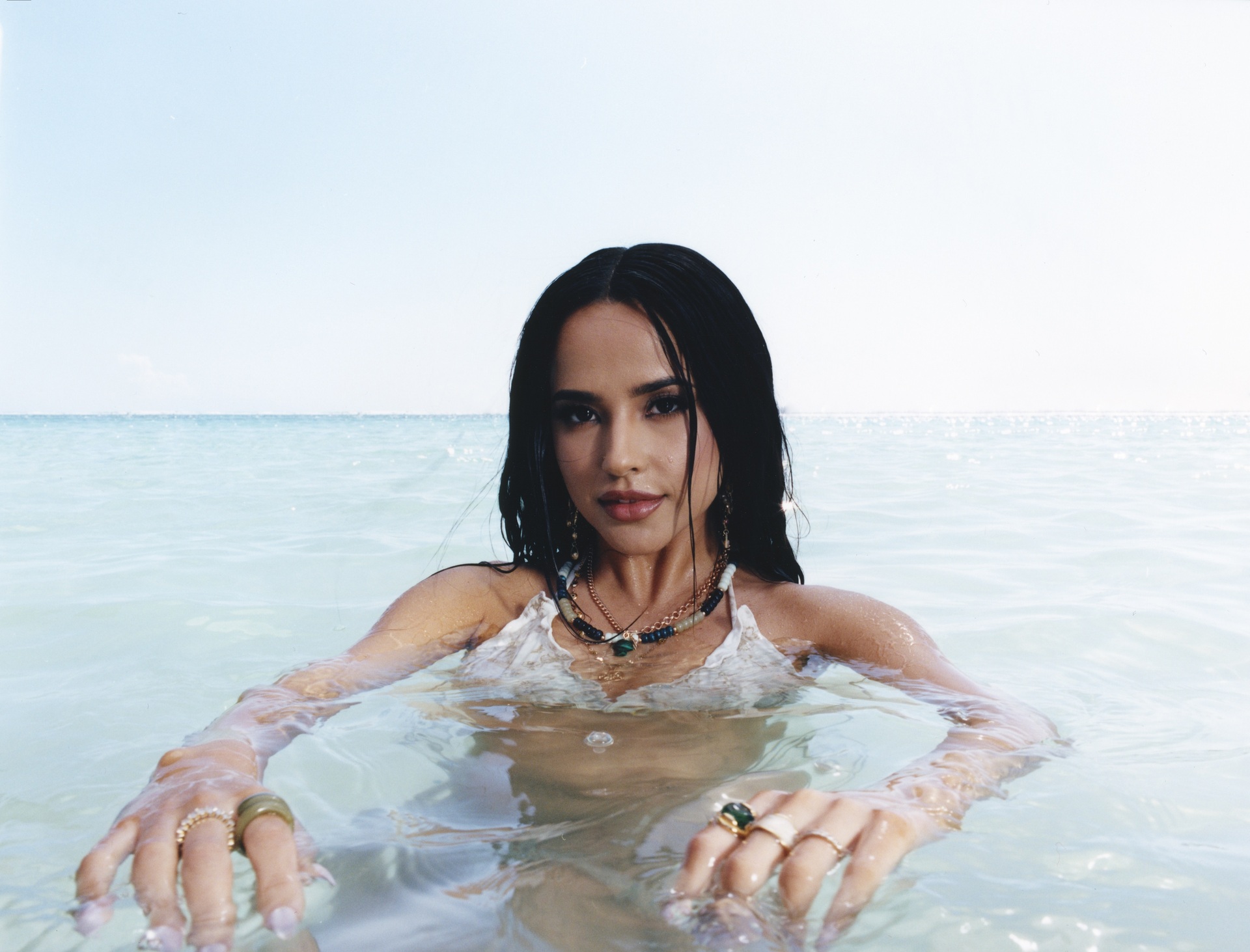 Becky G revela fecha de lanzamiento de Esquinas, su nuevo álbum de estudio . Noticias en tiempo real