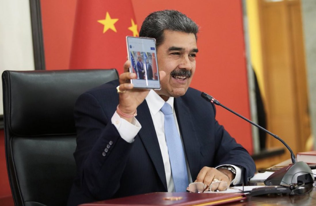 Xi Jinping le obsequia a Nicolás Maduro el nuevo teléfono plegable de Huawei. Noticias en tiempo real