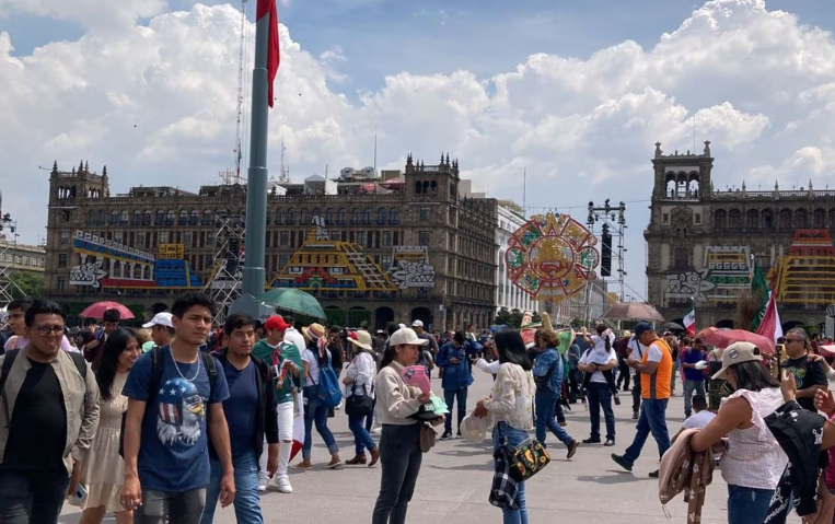 Arriban primeros asistentes al Zócalo para el Grito de Independencia. Noticias en tiempo real