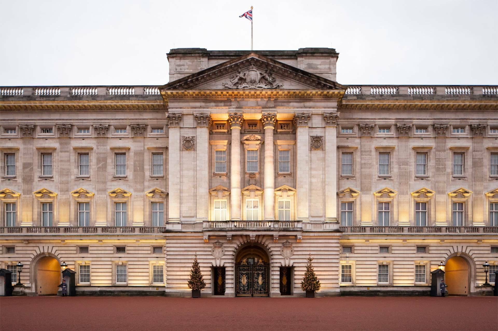 Policía británica detiene a un hombre por saltarse al Palacio de Buckingham y entrar a los establos. Noticias en tiempo real