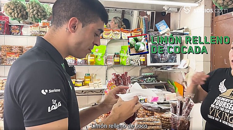 La reacción de Juan Brunetta probando dulces típicos mexicanos en el Mercado Juárez . Noticias en tiempo real