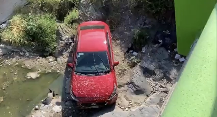 Encuentran vehículo en el fondo de arroyo en Saltillo . Noticias en tiempo real