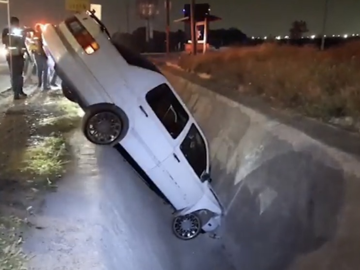Se duerme al volante y acaba en un canal pluvial en Saltillo . Noticias en tiempo real