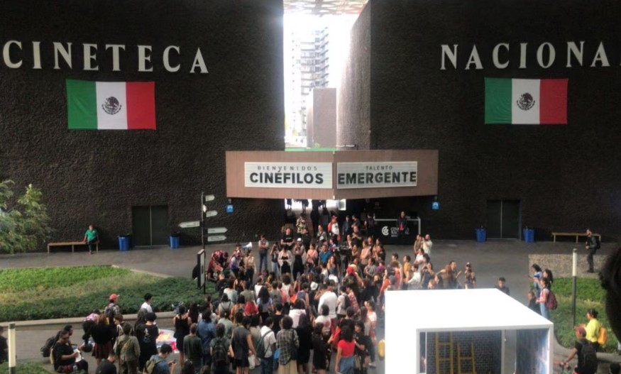 Tras acto transfóbico, toman de manera simbólica la Cineteca Nacional. Noticias en tiempo real