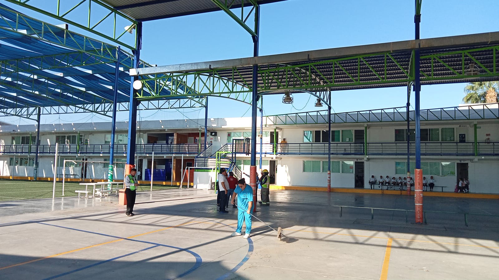 Evacuan a cerca de 1,500 estudiantes de un colegio tras el reporte de una fuga de gas en Torreón. Noticias en tiempo real