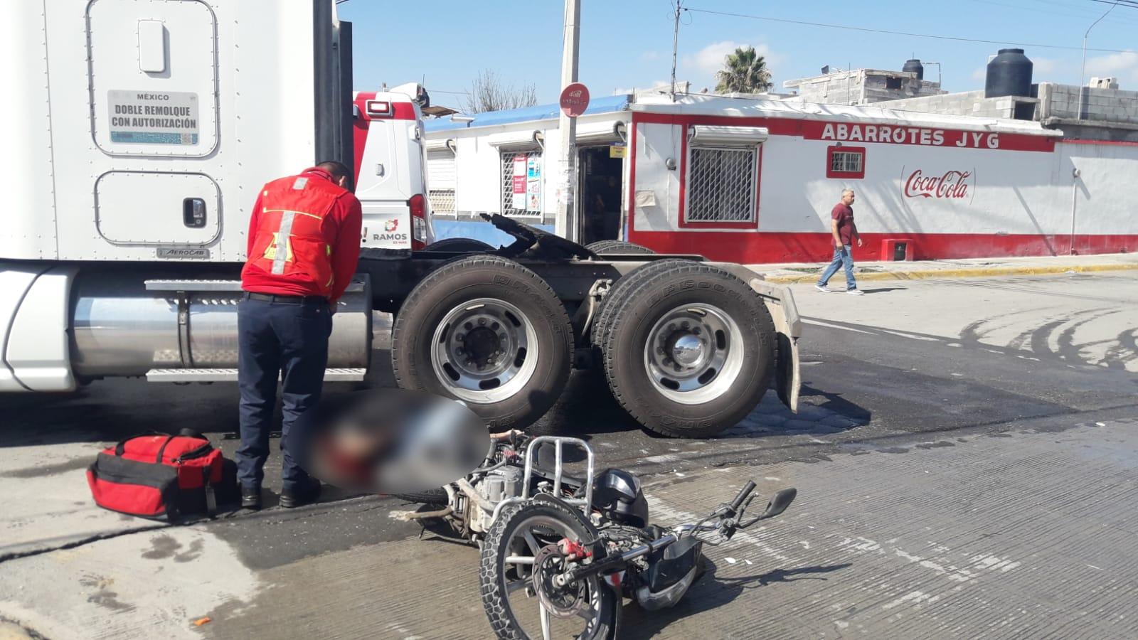 Motociclista se debate entre la vida y la muerte tras ser arrollado por un tractocamión en Ramos Arizpe. Noticias en tiempo real