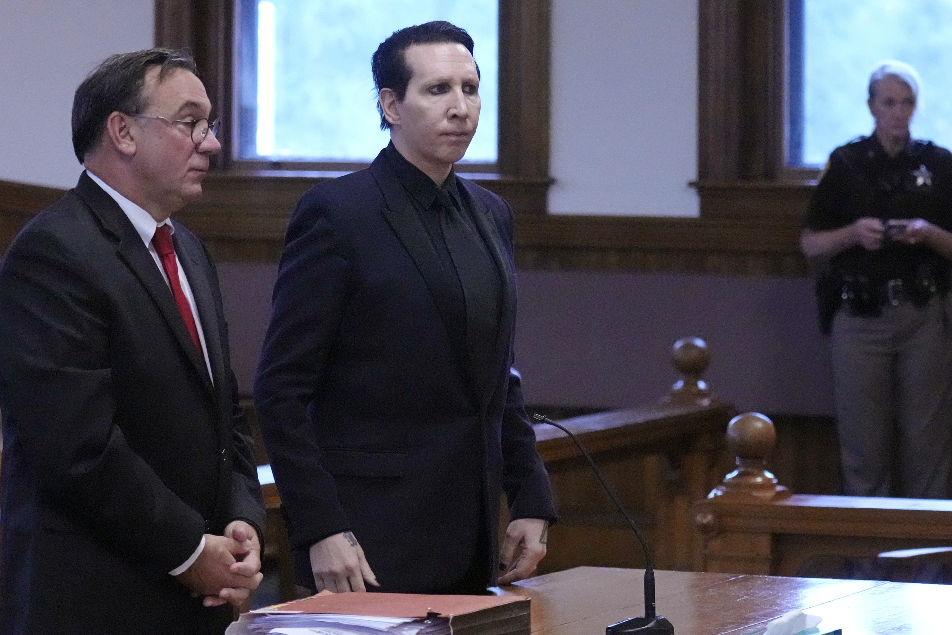 Marilyn Manson es sentenciado por sonarse la nariz sobre una camarógrafa. Noticias en tiempo real