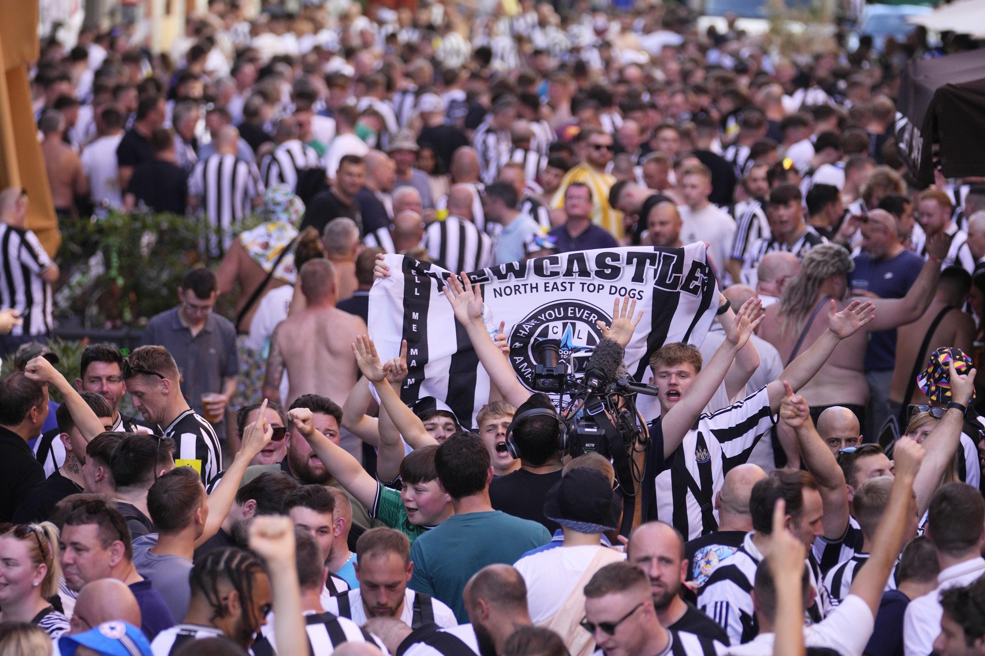 Aficionado del Newcastle es apuñalado en Milán previo al juego. Noticias en tiempo real
