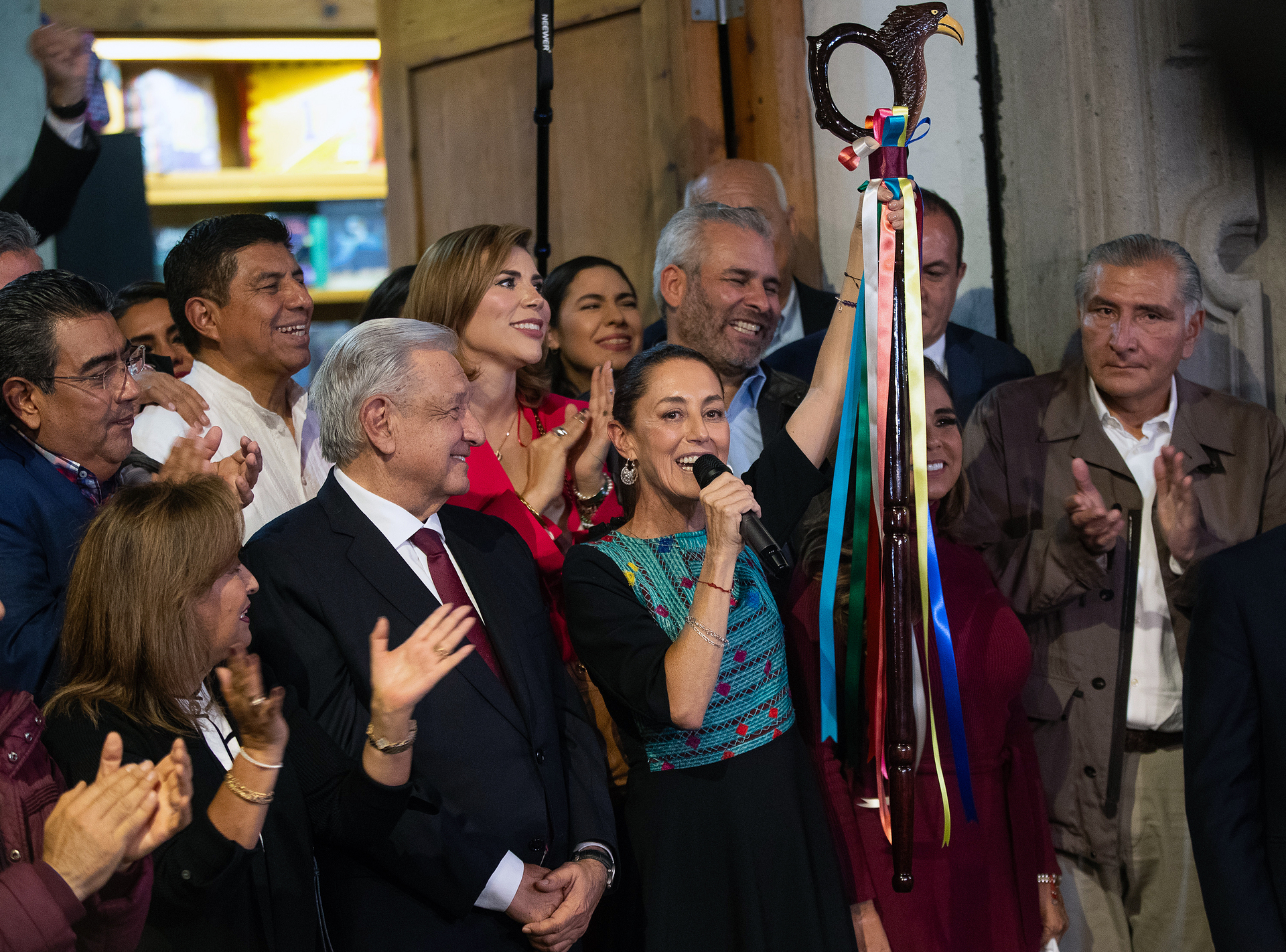 Reclaman a López Obrador por entregar bastón de mando a Sheinbaum. Noticias en tiempo real