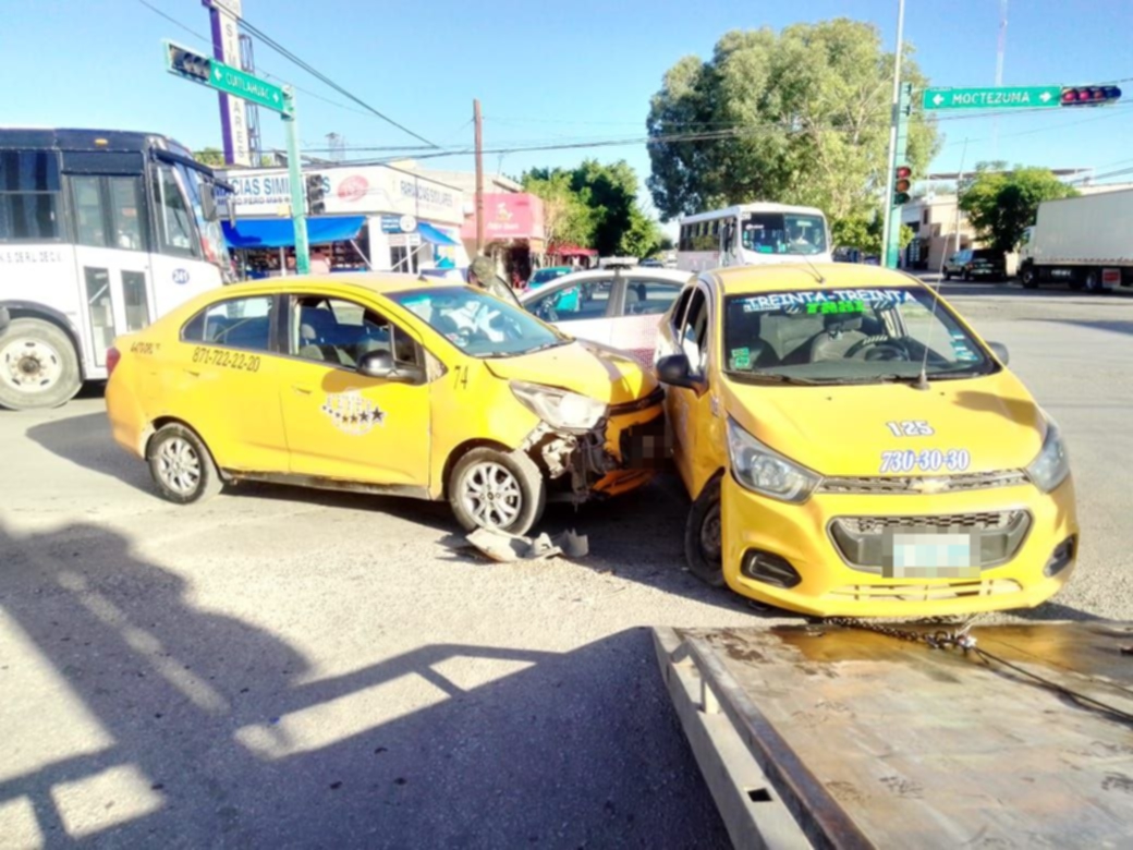 Taxista omite luz roja del semáforo y colisiona con otra unidad en Torreón. Noticias en tiempo real