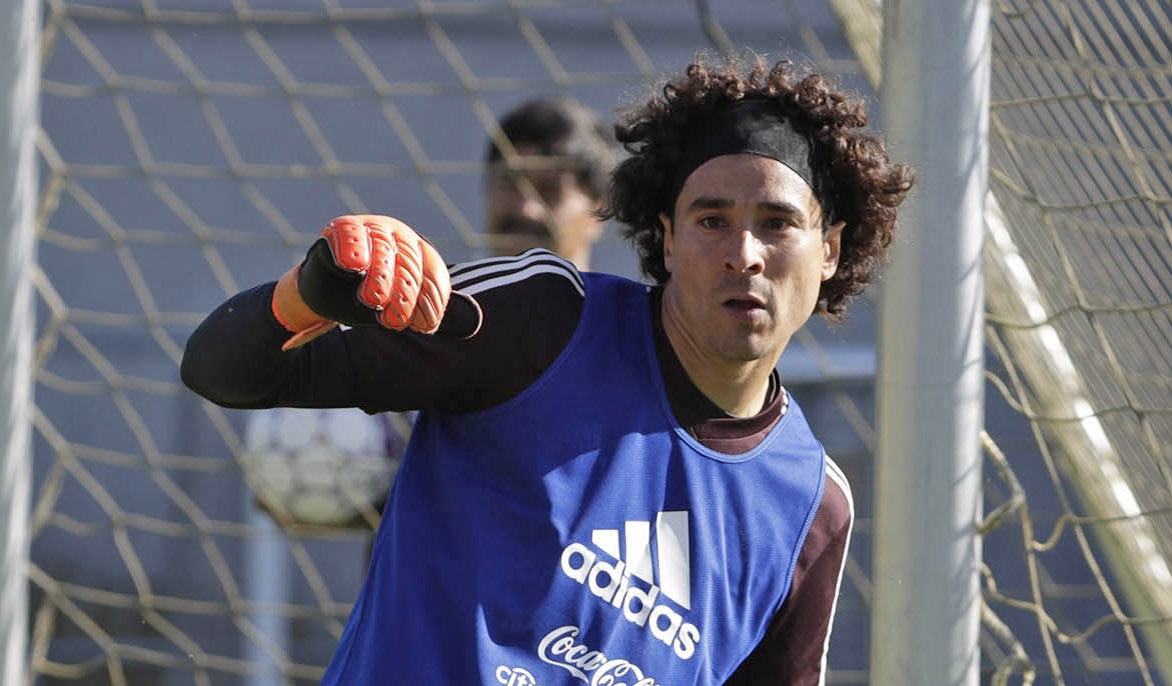 Destacan atajada de Guillermo Ochoa con la Salernitana . Noticias en tiempo real