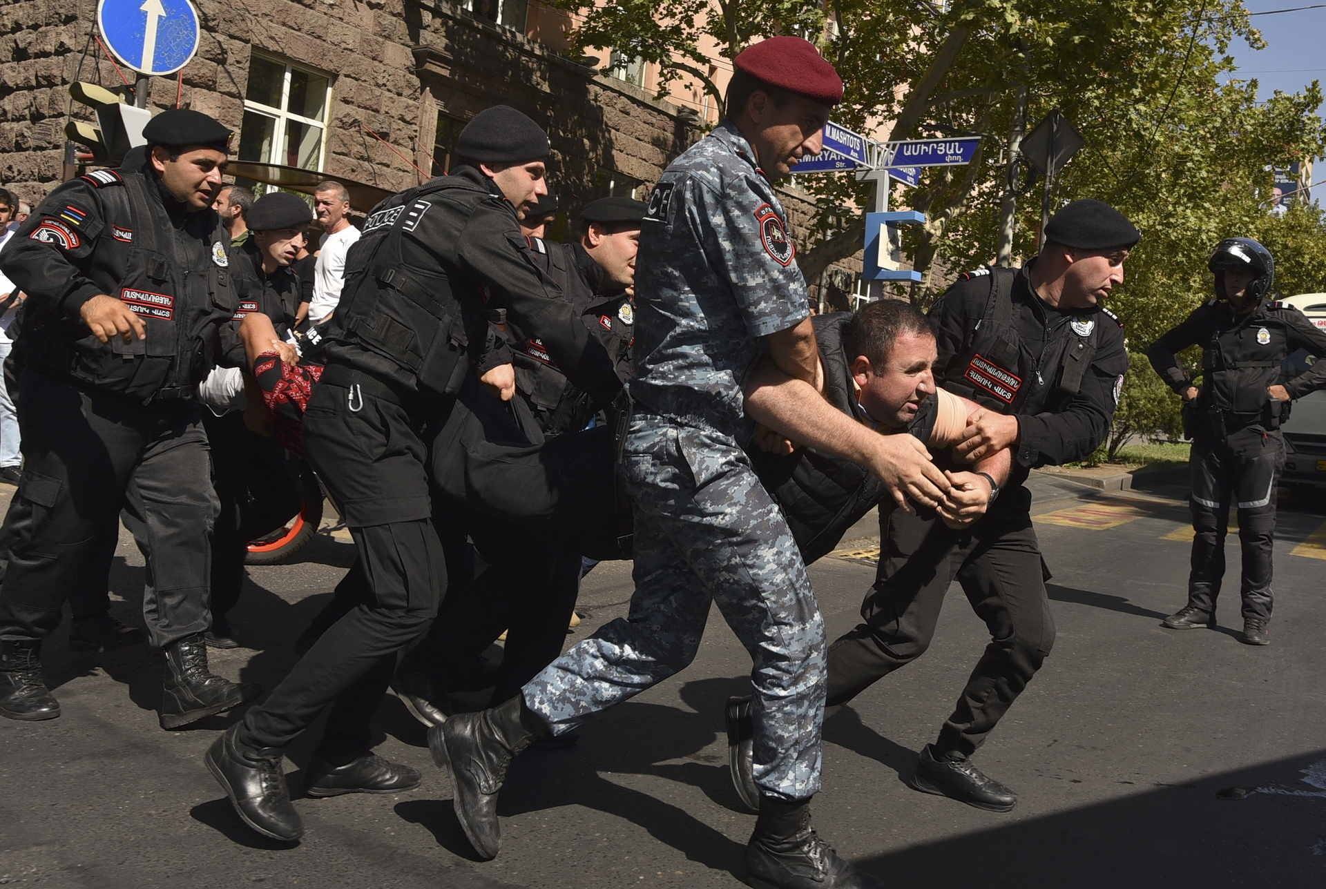 Protestan en las tres mayores ciudades de Armenia por la capitulación de Nagorno Karabaj. Noticias en tiempo real