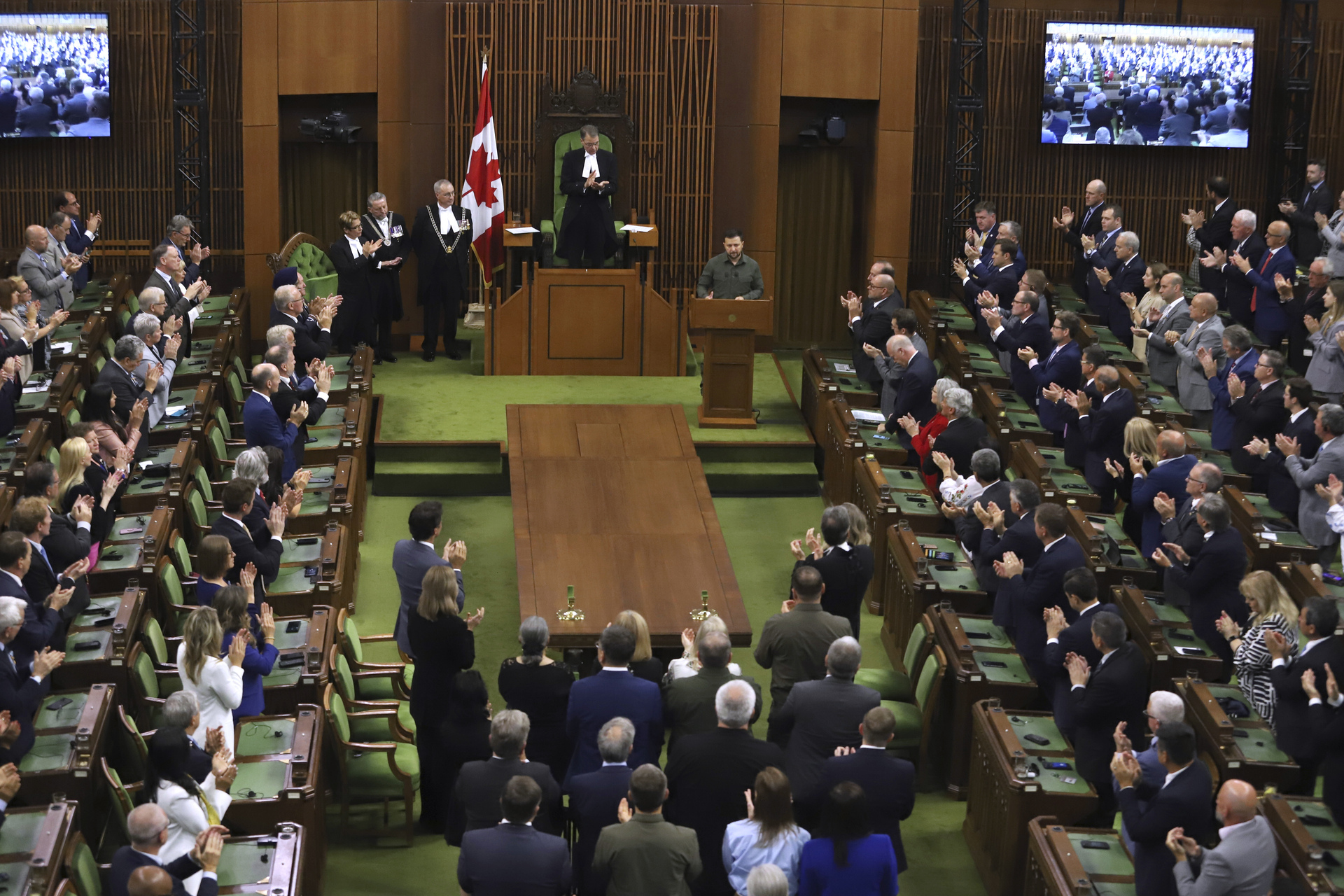 Cámara de los Comunes de Canadá se disculpa por aplaudir a un militar nazi de la SS. Noticias en tiempo real