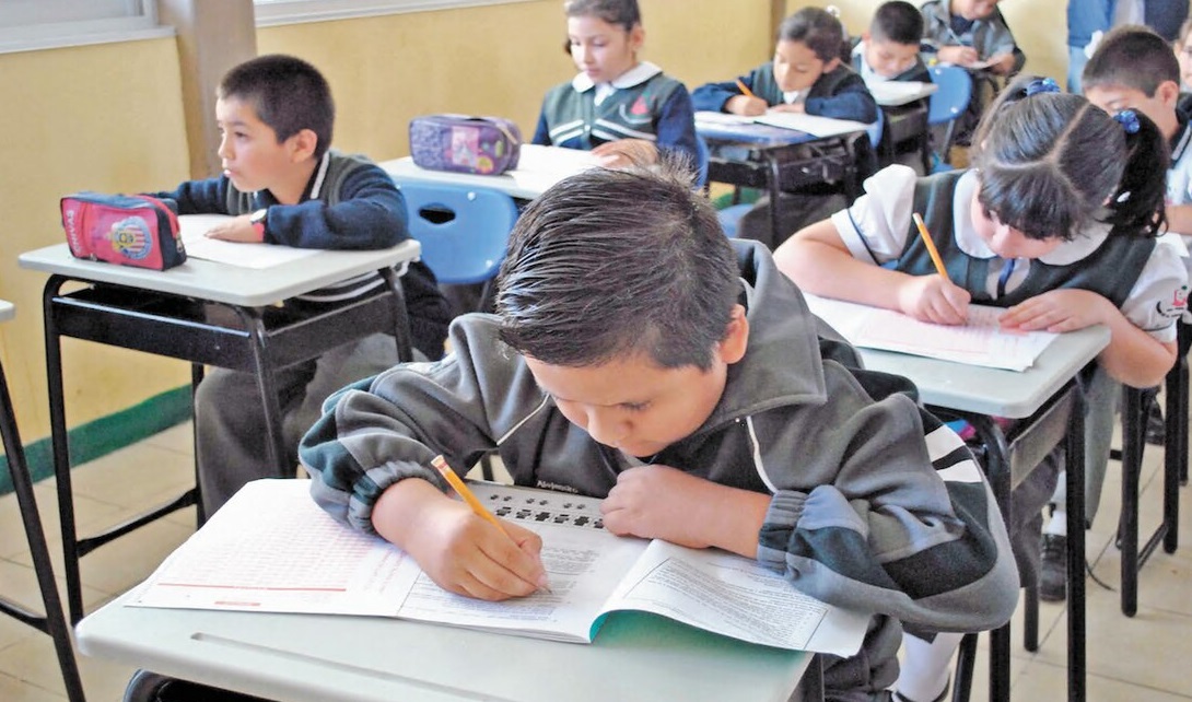 Entregan 12 mil becas a estudiantes de educación básica a superior en el Estado de México . Noticias en tiempo real