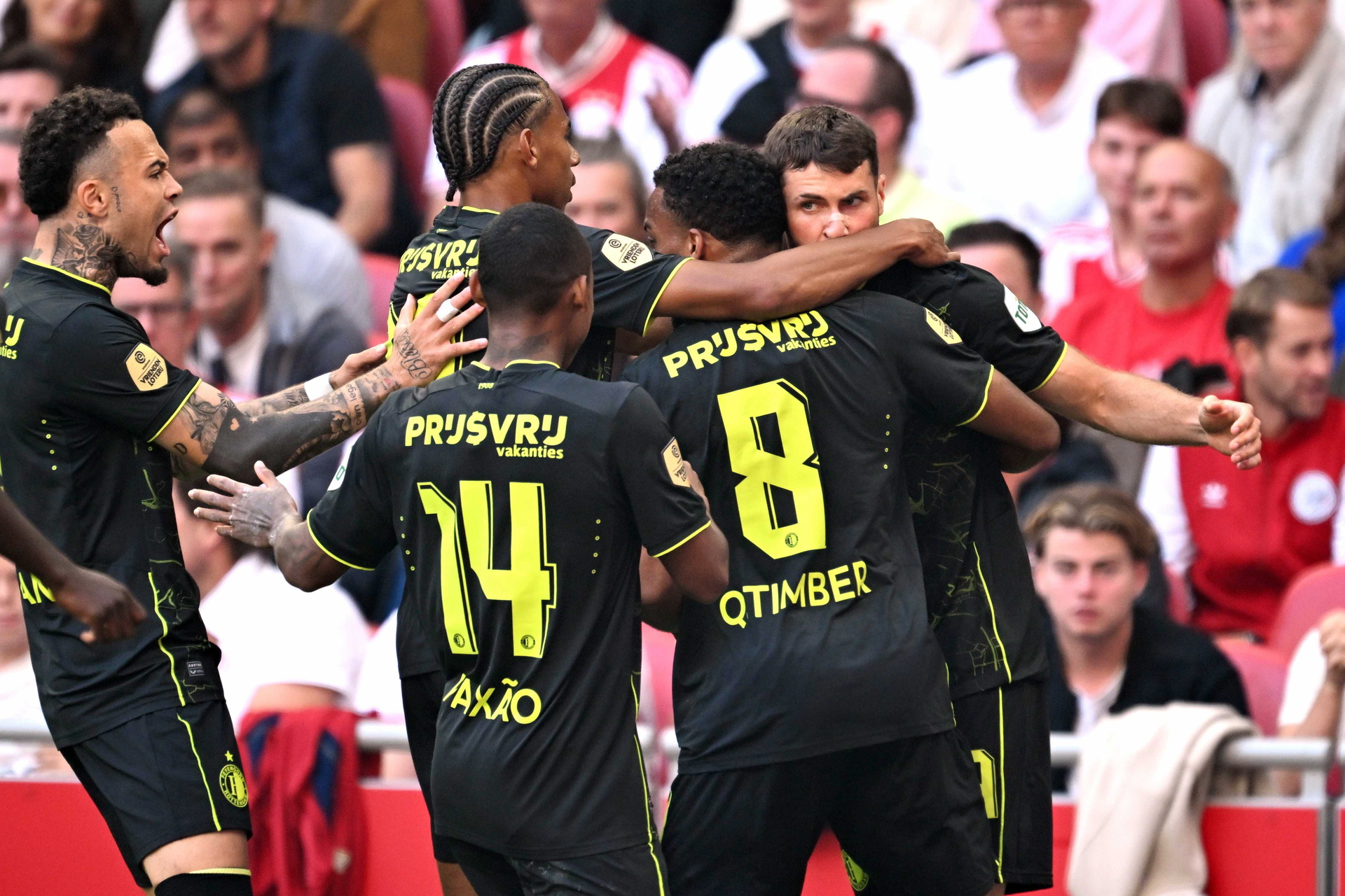 Santiago Giménez hace \'hat trick\' en reanudación de juego de Eredivisie. Noticias en tiempo real