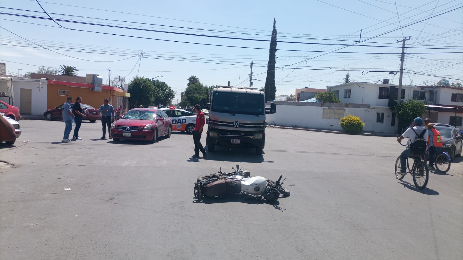 Motociclista termina con fractura de pierna tras ser impactado por vehículo en Torreón. Noticias en tiempo real