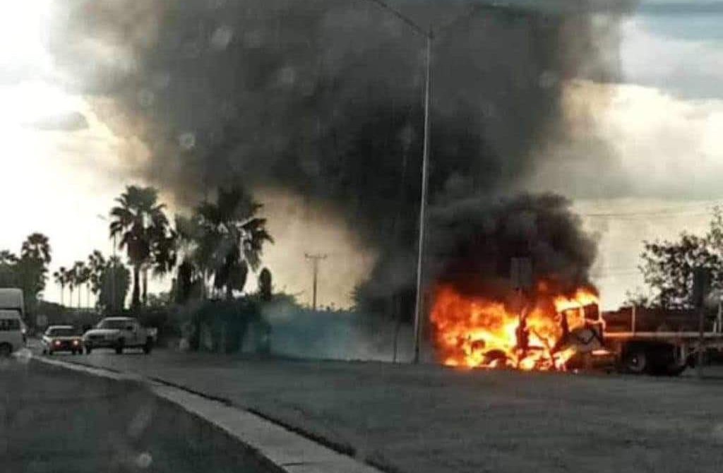 En Nuevo León, realizan bloqueos y quema de vehículos sobre Carretera Nacional. Noticias en tiempo real