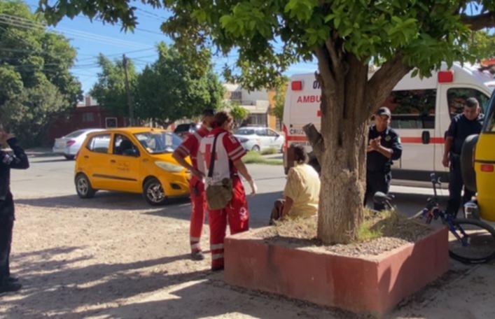 Ciclista termina en el hospital tras esquivar a taxi en Torreón. Noticias en tiempo real